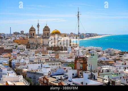 Aus der Vogelperspektive der Kathedrale des Heiligen Kreuzes über dem Wasser, auch bekannt als die Kathedrale von Cádiz in Andalusien, Südspanien Stockfoto