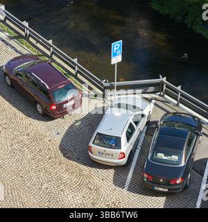 Öffentlicher Parkplatz am Fluss Tepla im Stadtzentrum von Karlsbad in Tschechien von oben gesehen Stockfoto
