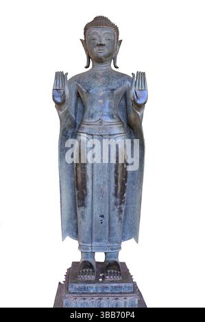 Traditionelle laotische stehende Buddha-Statue in der Pose „Verdrängen der Angst“, mit beiden Händen in Abhayamudra und Augen halb geschlossen in Meditation, isoliert Stockfoto