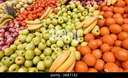 Frisches Obstsortiment in lebendiger Präsentation Stockfoto