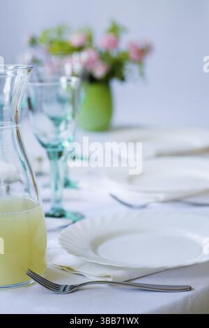 Gut gedeckter Tisch für eine Feier Stockfoto