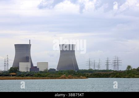 Das Kernkraftwerk Gundremmingen in Deutschland. Die imposanten Kühltürme stehen im Hintergrund und dominieren die Szene mit ihrer markanten Hyper Stockfoto