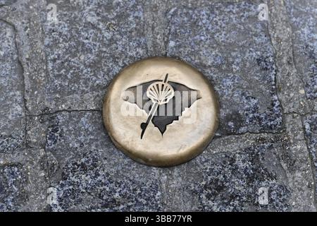 Jakobsweg, Bronzemedaille mit Jakobsmuschel eingelegt auf Kopfsteinpflaster, Rouen, seine-Maritime, Obernormandie, Frankreich, Europa Stockfoto