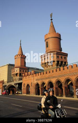 Oberbaumbrücke, eine neogotische Brücke zwischen Kreuzberg und Friedrichshain, Berlin, Deutschland, Europa Stockfoto
