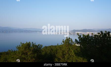 Qiandao See (See der tausend Inseln), Zhejiang, China – malerisches Reservoir mit unzähligen Inseln Stockfoto