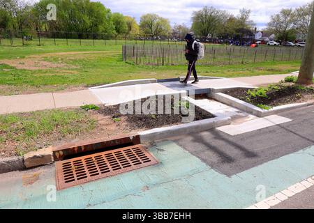 Ein Sturmwasserförderkanal neben einem Sturmabfluss im Kissena Park, Queens, New York City, ist Teil der grünen Infrastruktur, die zum nei ausgebaut wird Stockfoto