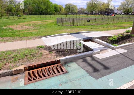 Ein Sturmwasserförderkanal neben einem Sturmabfluss im Kissena Park, Queens, New York City, ist Teil der grünen Infrastruktur, die zum nei ausgebaut wird Stockfoto