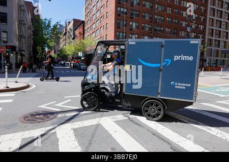 Ein Elektro-Lastenfahrrad mit 4 Rädern von Mubea U-Mobility von Amazon auf einer Straße in New York City. Das Elektrofahrrad, oder Pedelec, bietet ein nachhaltiges Stockfotografie