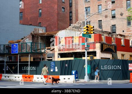 Kleine Gebäude in New York City's Gramercy Viertel werden abgerissen, um ein Hochhaus Eigentumswohnung auf dem Gelände zu bauen. Stockfoto