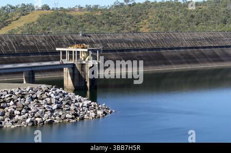 Einlassturm und Staudamm am Lake Awoonga in der Nähe von Gladstone in Queensland, Australien Stockfoto