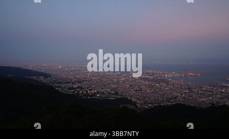 Kobe Stadtlandschaft – atemberaubender Blick auf den Hafen und die Berge Stockfoto