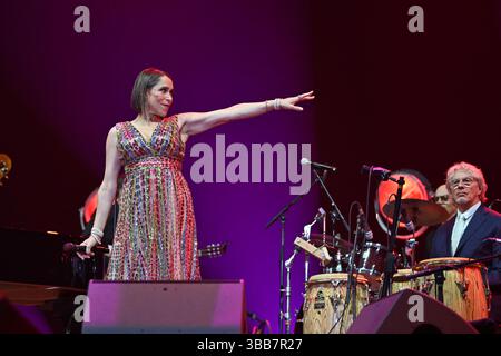 Paris, Frankreich. Mai 2025. Pink Martini, China Forbes tritt am 14. Mai 2025 in der Accor Arena in Paris auf. Foto: Christophe Meng/ABACAPRESS.COM Credit: Abaca Press/Alamy Live News Stockfoto