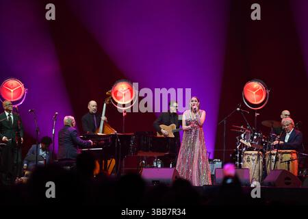 Paris, Frankreich. Mai 2025. Pink Martini, China Forbes tritt am 14. Mai 2025 in der Accor Arena in Paris auf. Foto: Christophe Meng/ABACAPRESS.COM Credit: Abaca Press/Alamy Live News Stockfoto