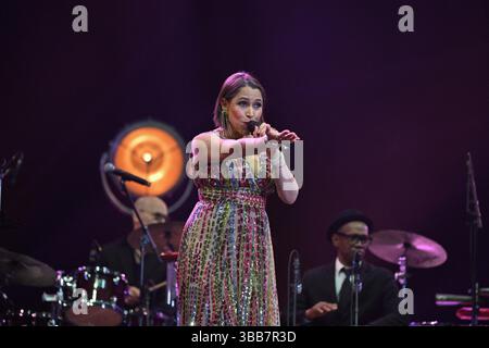 Paris, Frankreich. Mai 2025. Pink Martini, China Forbes tritt am 14. Mai 2025 in der Accor Arena in Paris auf. Foto: Christophe Meng/ABACAPRESS.COM Credit: Abaca Press/Alamy Live News Stockfoto