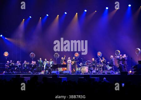 Paris, Frankreich. Mai 2025. Pink Martini tritt am 14. Mai 2025 in der Accor Arena in Paris auf. Foto: Christophe Meng/ABACAPRESS.COM Credit: Abaca Press/Alamy Live News Stockfoto