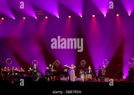 Paris, Frankreich. Mai 2025. Pink Martini tritt am 14. Mai 2025 in der Accor Arena in Paris auf. Foto: Christophe Meng/ABACAPRESS.COM Credit: Abaca Press/Alamy Live News Stockfoto