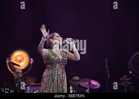 Paris, Frankreich. Mai 2025. Pink Martini, China Forbes tritt am 14. Mai 2025 in der Accor Arena in Paris auf. Foto: Christophe Meng/ABACAPRESS.COM Credit: Abaca Press/Alamy Live News Stockfoto