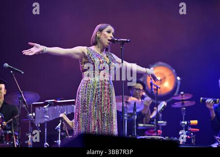 Paris, Frankreich. Mai 2025. Pink Martini, China Forbes tritt am 14. Mai 2025 in der Accor Arena in Paris auf. Foto: Christophe Meng/ABACAPRESS.COM Credit: Abaca Press/Alamy Live News Stockfoto