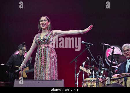 Paris, Frankreich. Mai 2025. Pink Martini, China Forbes tritt am 14. Mai 2025 in der Accor Arena in Paris auf. Foto: Christophe Meng/ABACAPRESS.COM Credit: Abaca Press/Alamy Live News Stockfoto