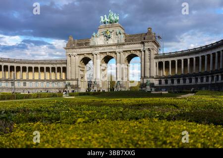 Brüssel, Belgien 22. März 2025: Triumphbogen (Monument du Cinquantenaire) unter bewölktem Himmel im Frühjahr. Stockfoto