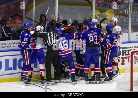 Rochester, New York, USA. Mai 2025. Rochester-Amerikaner und Laval-Rocket-Spieler kämpfen in der zweiten Periode. Die Rochester Americans veranstalteten die Laval Rocket in Spiel 1 der American Hockey League North Division Finals in der Blue Cross Arena in Rochester, New York. (Jonathan Tenca/CSM). Quelle: csm/Alamy Live News Stockfoto