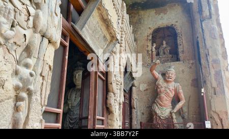 Maijishan Grotten: Antike buddhistische Skulpturen an der Klippe von Gansu Stockfoto