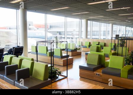 Amsterdam, Niederlande - 15. März 2025: Business-Class-Lounge mit eleganten Möbeln im Terminal des Schiphol Amsterdam Airport. Stockfoto