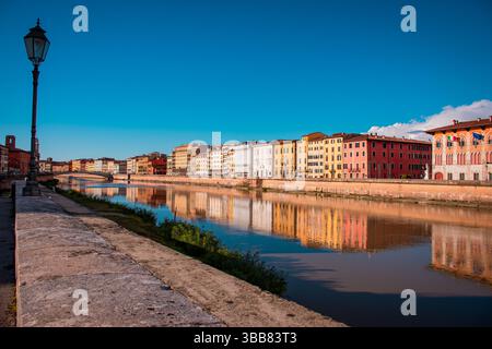 Urbane Szene im Stadtzentrum von Pisa. Uberlegungen zum Lungarni an einem typischen Hochsommertag. Stockfoto
