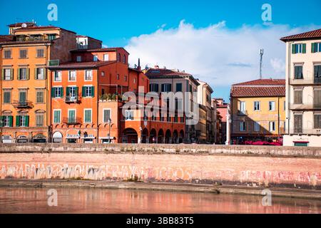 Urbane Szene im Stadtzentrum von Pisa. Uberlegungen zum Lungarni an einem typischen Hochsommertag. Stockfoto