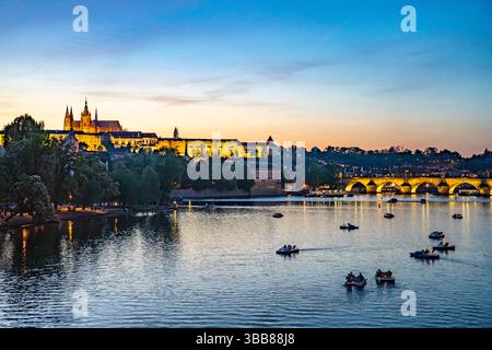 Sonnenuntergang über der Moldau, Karlsbrücke und der Prager Burg in Prag, Tschechische Republik | Sonnenuntergang über der Moldau, Prager Burg und Cha Stockfoto