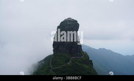 Fanjing Mountain: Heilige Gipfel und bewölkte Tempel in Guizhou, China Stockfoto