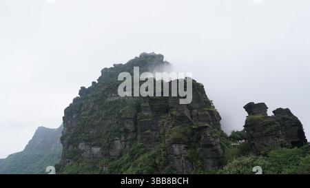 Fanjing Mountain: Heilige Gipfel und bewölkte Tempel in Guizhou, China Stockfoto