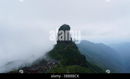 Fanjing Mountain: Heilige Gipfel und bewölkte Tempel in Guizhou, China Stockfoto