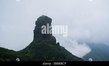 Fanjing Mountain: Heilige Gipfel und bewölkte Tempel in Guizhou, China Stockfoto