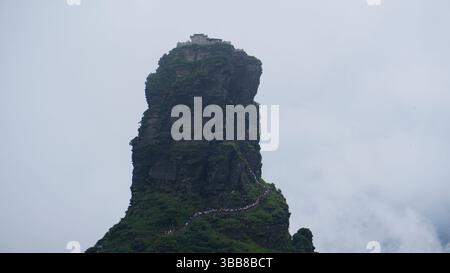 Fanjing Mountain: Heilige Gipfel und bewölkte Tempel in Guizhou, China Stockfoto