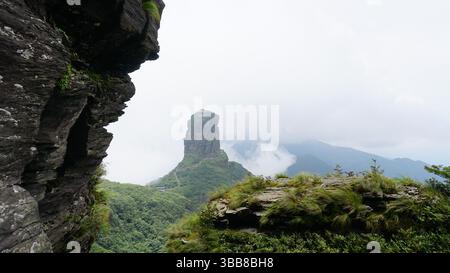 Fanjing Mountain: Heilige Gipfel und bewölkte Tempel in Guizhou, China Stockfoto