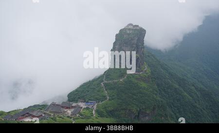 Fanjing Mountain: Heilige Gipfel und bewölkte Tempel in Guizhou, China Stockfoto