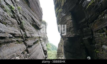 Fanjing Mountain: Heilige Gipfel und bewölkte Tempel in Guizhou, China Stockfoto
