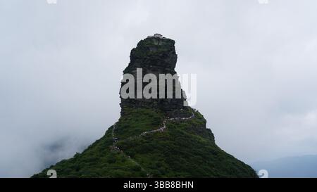 Fanjing Mountain: Heilige Gipfel und bewölkte Tempel in Guizhou, China Stockfoto