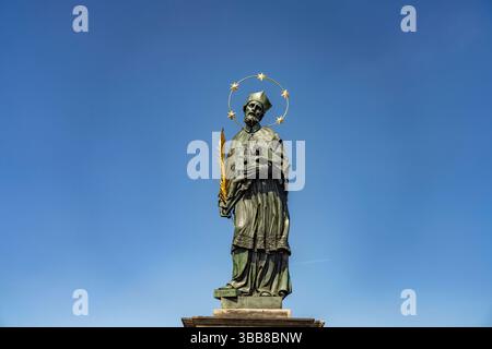 Nepomuk auf der Karlsbrücke der Brückenheilige Johannes Nepomuk auf der Karlsbrücke in Prag, Tschechische Republik Brücke Johannes von Nepomuk auf Cha Stockfoto