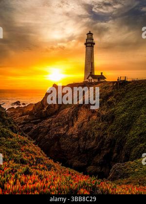 Pigeon Point Lighthouse, Kalifornien - 26.12.2023: Ein atemberaubender Sonnenuntergang beleuchtet den Pigeon Point Lighthouse, der dramatisch auf einer Klippe thront Stockfoto