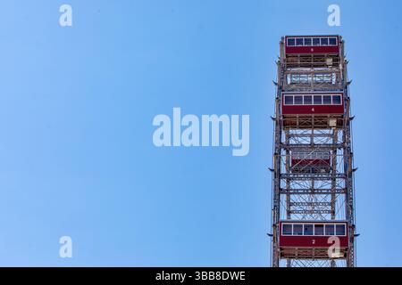 Riesenrad in Wien mit Clear Blue Sky Space auf der linken Seite Stockfoto