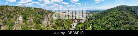 Luftpanorama von Mödling, Österreich mit historischem Schwarzen Turm und Aquädukt Stockfoto