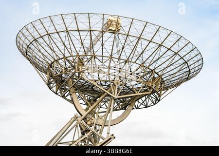 Radioteleskope des Westerbork Synthesis Radio Telescope (WSRT) in den Niederlanden. Das WSRT besteht aus vierzehn 25 m (82 ft) Radioteleskopen. Stockfoto