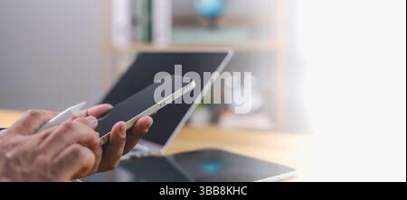 Kontaktieren Sie uns oder E-Mail-Marketing-Konzept, Website-Seite, Kundendienst-Hotline, Kontaktieren Sie uns per Handy online, menschliche Arbeit auf Smartphone und Computer, Stockfoto