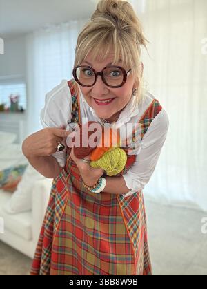 Was bist du auch da... Frau mit blonden Haaren und viel Wolle Stockfoto