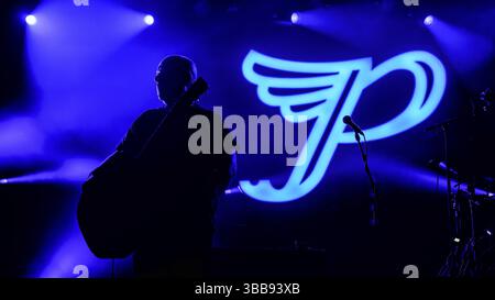 Glasgow, Großbritannien. Mai 2025. Black Francis of Pixies tritt live auf der Bühne auf. (Foto: Stuart Westwood/SOPA Images/SIPA USA) Credit: SIPA USA/Alamy Live News Stockfoto