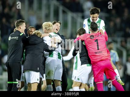 GRONINGEN - die Spieler des FC Groningen nach dem Spiel gegen Ajax während des niederländischen Eredivisie-Spiels zwischen dem FC Groningen und Ajax im Euroborg-Stadion am 14. Mai 2025 in Groningen, Niederlande. ANP ROBIN VAN LONKHUIJSEN Stockfoto