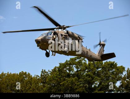 Mitglieder des Tennessee Helicopter Aquatic Rescue Teams bereiten sich auf die schnelle Wasserrettung während der Wachwache in Crump, Tennessee, am 14. Mai 2025 vor. Das Tennessee Military Department führt in Zusammenarbeit mit der Tennessee Emergency Management Agency und mehr als 30 Partneragenturen eine Katastrophenreaktion durch, die vom 12. Bis 18. Mai in ganz Tennessee stattfindet. Diese Übung gibt den Teilnehmern die Möglichkeit, ihre Reaktionspläne zu aktivieren und einzusetzen, um die Einsatzführung, die Beziehungen und die Interoperabilität zwischen Bundes-, Landes- und Kommunalbehörden zu verbessern. (Foto der Nationalgarde der US-Armee von Sgt. Ka Stockfoto