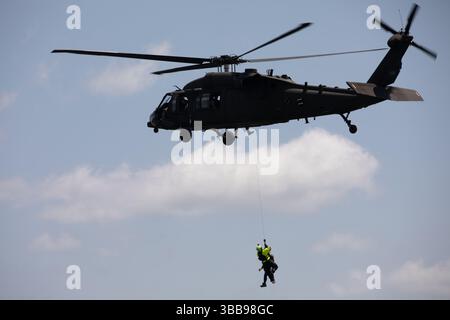Mitglieder des 45th Civil Support Teams führen eine schnelle Wasserrettung während der Wachwache in Crump, Tenn., 14. Mai 2025 durch. Das Tennessee Military Department führt in Zusammenarbeit mit der Tennessee Emergency Management Agency und mehr als 30 Partneragenturen eine Katastrophenreaktion durch, die vom 12. Bis 18. Mai in ganz Tennessee stattfindet. Diese Übung gibt den Teilnehmern die Möglichkeit, ihre Reaktionspläne zu aktivieren und einzusetzen, um die Einsatzführung, die Beziehungen und die Interoperabilität zwischen Bundes-, Landes- und Kommunalbehörden zu verbessern. (Foto der Nationalgarde der US-Armee von Sgt. Jordan Wright) Stockfoto